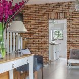 Ceglana ściana. Ocieplony styl skandynawski