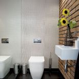 Ceglana ściana weszła także do łazienki.