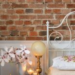 ceglana ściana w sypialni