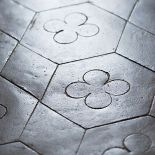 Cementowe płytki. Dom pod piniami