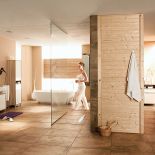 Cena szafek od 349 zł. Do wyboru też sporo akcesoriów łazienkowych (dozowniki, kubeczki, ręczniki, szlafroki). Tchibo