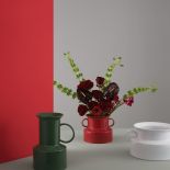 czerwony wazon do salonu