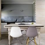 Sypialnia minimalistyczna z undergroundowymi dekoracjami - jak w berlińskim klubie.