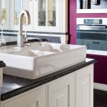 Ceramiczny zlew od Villeroy Boch i bateria marki Grohe. MEBEL RUST