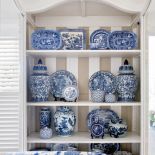 Cetralne miejsce w jadalni zajmuje prawdziwy rarytas: niebieski serwis.