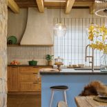 kuchnia niebieska z drewnem