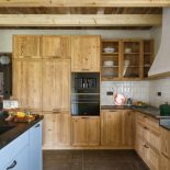 kuchnia niebieska z drewnem