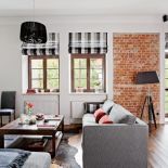 Charakter całemu wnętrzu nadają wysokie ściany ze starej pruskiej cegły. Są oryginalne, więc grzechem byłoby je zasłonić.