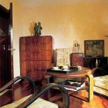 Charakterystyczne dla tego stylu proste formy mebli, gięte drewno i po mistrzowsku położone forniry.