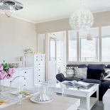 Charakterystyczne lampy z IKEA. Biały apartament nad morzem