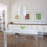 Charakterystyczne meble Kartell. Pałacowe wnętrze po skandynawsku