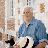 Charlesa Spada - projektant i antykwariusz - przed swoim zameczkiem.