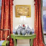 Chińska lampa pośród waz z Delft. Do tego angielskie zasłony i tureckie dywany. Różne wzory i kolory, a wszystki