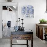 Chiński, stary stolik z kamiennym blatem waży aż 70 kilogramów.