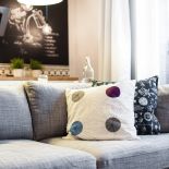 Chłodną kolorystykę mieszkania przełamują kolory tekstyliów.