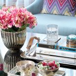 Chłodne meble – stoliki BB Home, fotele Mint Grey – ożywiają kolorowe akcenty – poduchy Missoni z Likus Home Concept.