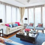 Chłodne meble – stoliki BB Home, fotele Mint Grey – ożywiają kolorowe akcenty – poduchy Missoni z Likus Home Concept.