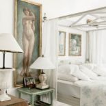 Chłodne, przetarte kolory są doskonałym tłem dla obrazów przedstawiających sceny z życia wyspy pod panowaniem Maurów.