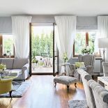 Chłodne szarości ożywione odrobiną limonkowej żółci – na fotelu, kwiecistych poduszkach, w detalach.