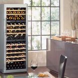 Chłodziarka do win Liebherr WTes4677 Vinidor pomieści 148 butelek. Będą leżakować pod kątem, jak w prawdziwej bodedze. Cena -