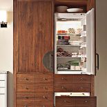 Chłodziarko-zamrażarka ukryta w... chińskiej szafie weselnej. Meble z kolekcji Beaux Arts zaprojektował Mick De Giulio