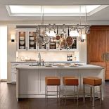 Chłodziarko-zamrażarka ukryta w... chińskiej szafie weselnej. Meble z kolekcji Beaux Arts zaprojektował Mick De Giulio