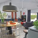 Choć dom umeblowany jest dizajnerskimi nowoczesnymi meblami, nie sprawia wrażenia zimnego i loftowego.