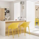 Kuchnia choć mała jest wielką dumą projektantki. Drewniane szafy mieszcza wszystko co trzeba, nawet... pralkę.