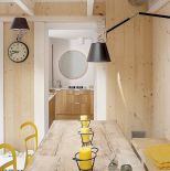 Kuchnia choć mała jest wielką dumą projektantki. Drewniane szafy mieszcza wszystko co trzeba, nawet... pralkę.