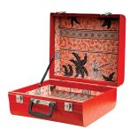 Walizka z podszewką w wakacyjne motywy.