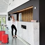 Współczesne walizki na kółkach.