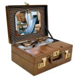 Walizka na przybory kosmetyczne projektu Marka Crossa, który tworzył też perfumy.