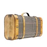 Walizka w pepitkę z drewnianymi wzmocnieniami.