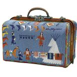 Wyszywana koralikami i haftowana walizka przedstawia prawdopodobnie Indian z plemienia Lakota, koniec XIX w.