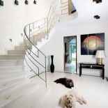 Choć Richard dużo podróżuje, nie lubi zwozić pamiątek. Wyjątek zrobił dla obrazu z Tajlandii.