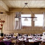 Choć to pensjonat, w jadalni panuje domowa atmosfera.