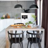 Choć urządzony pod wynajem, nie brakuje w nim niczego. Są nawet doniczki ze świeżymi ziołami.