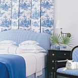 Choć w tropikach to ma francuski charakter. To za sprawą parawanu obitego tkaniną Toile de Jouy i łóżka z