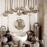 Chochle, durszlak, moździeż i formy do galaret i puddingów. Fot. Alamy/BE W