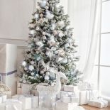 Jednokolorowe choinki również są piękne.