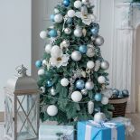 Do choinek niebieskich pasuje nowy trend - ozdoby kwietne.
