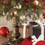 Choinka Ewy Jaworskiej, projektantki wnętrz, ubrana jest we wspomnienia. Co zawieszka, to inna opowieść.