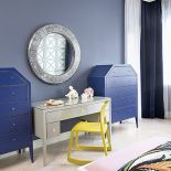 Ciekawe komody i ozdobne szafy to pomysł Michała. Do granatowej sypialni pasuje żółte krzesło z Vitry.