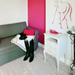 Ciekawe połączenie szary i różowy. Orientem urządzone wnętrza