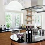 Ciekawie wyglądają blaty z czarnego granitu Star Galaxy, ze złotymi drobinkami. Na podłodze marmur Crema Marphil.