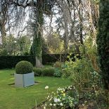 Ciekawy ogród zwraca uwagę w całej okolicy.