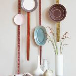 Ciekawy pomysł - talerze zawieszone na wstążkach.