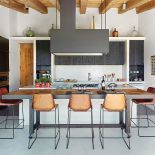 Ciekawym elementem jest nowoczesny okap oraz stół, którego blat tworzy mozaika deszczułek wyjętych ze skrzynek