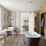 Łazienka z wolnostojącą wanną. Rustykalno-prowansalski styl.