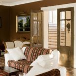 Ciemna podłoga i ściany oraz jasne kanapy nadają wnętrzu kontrastu.